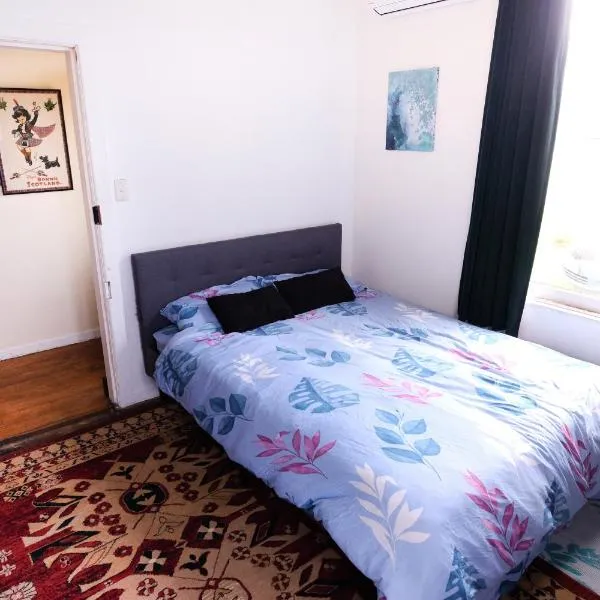 Nothing Fancy 90s Queen Room, hotel in Whanganui