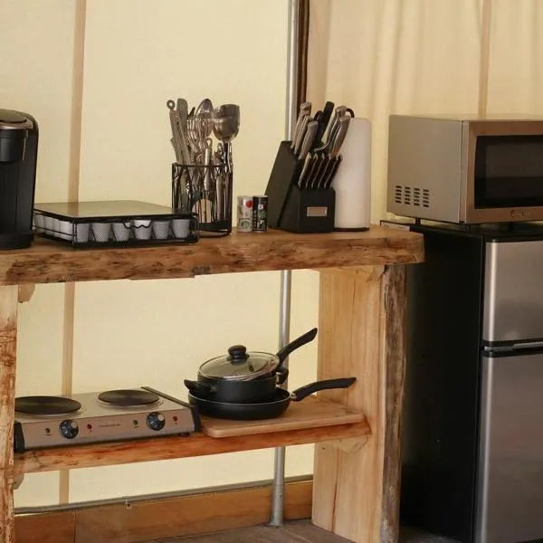 Glamping Tent #5 with Heat AC and Private Bath, hotel v destinaci Orderville