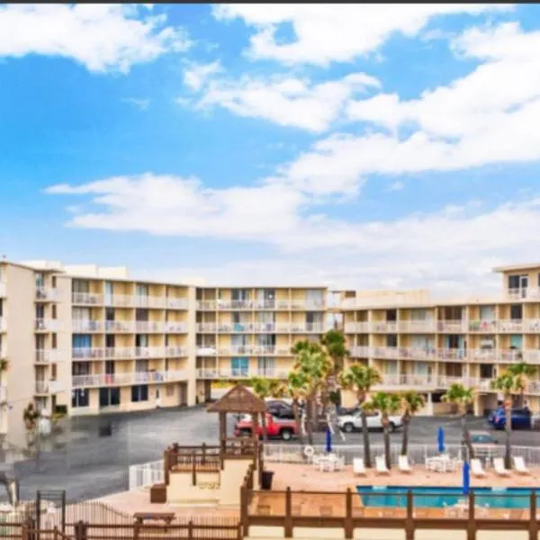 Superior beach studio with Pool Access and free parking, hotel v destinaci Daytona Beach