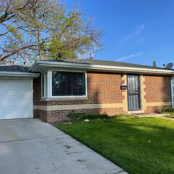 Shared house Central Denver- Queen sleeper sofa-24hr self check in one person, hotel v destinaci Denver