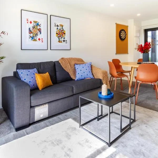 Bright & Stylish 2BR Near Addington Park, khách sạn ở Addington