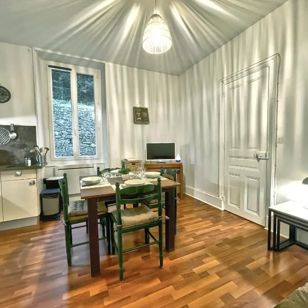 Calme, proche des thermes et des commerces, hotel v destinácii Vals-les-Bains