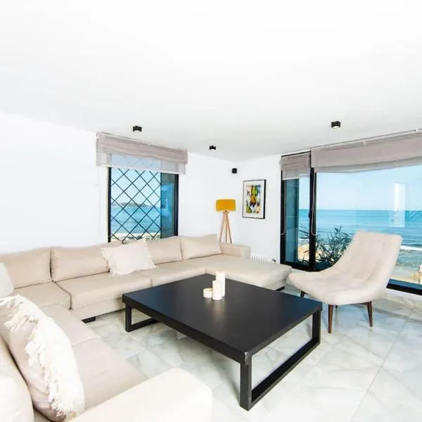 Front Sea Luxury Modern and High Standing La Marsa Corniche，位于Douar el Hafey的酒店