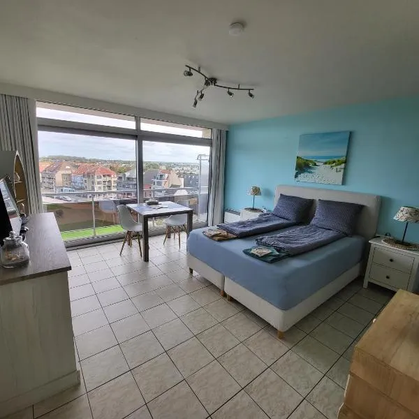 Studio with sea view and panoramic view in Bredene, hotel v destinaci Bredene