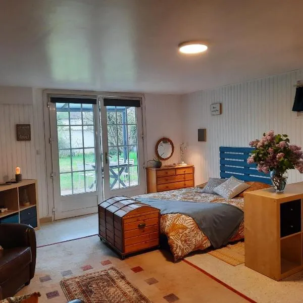 Studio de charme pour séjour tranquille à deux, hotel in Meyzieu