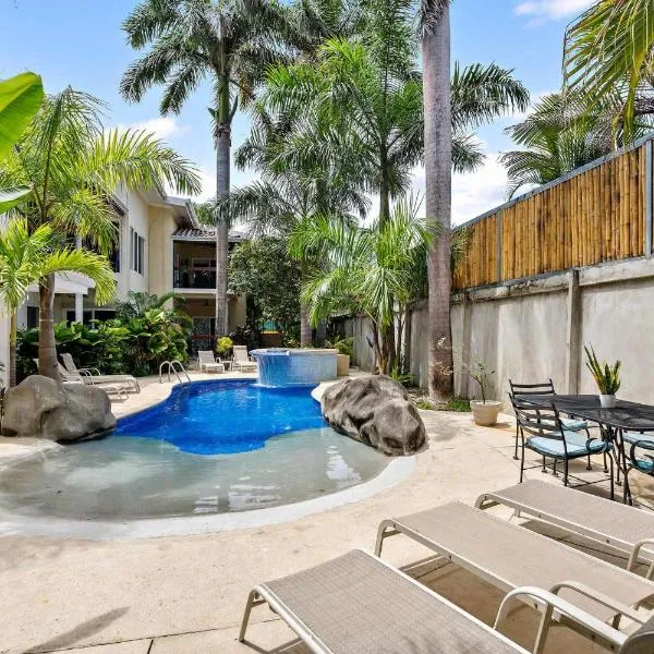 Trendy Renovated Condo with Private Patio, Shared Pool & Jacuzzi Near the Beach, hotel u gradu Potrero