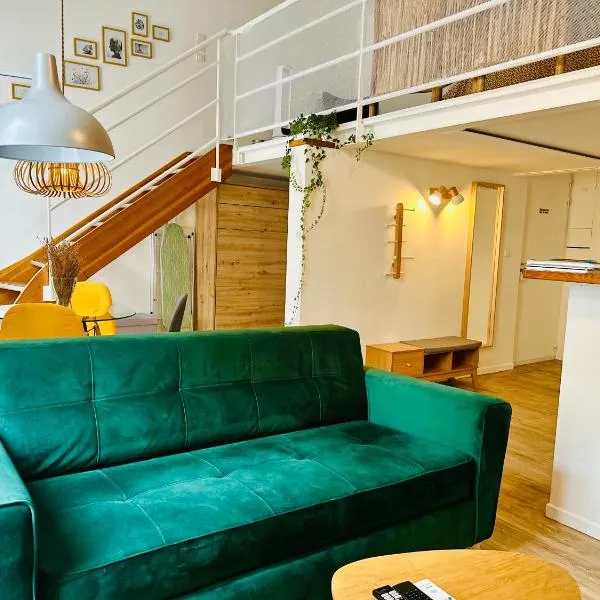 Duplex-Ceiling height 1,9m-Free private parking-Self check in !! Duplex climatisé-Hauteur sous plafond 1,9m-Parking privé gratuit-Arrivée autonome !!, hotel v Avignonu
