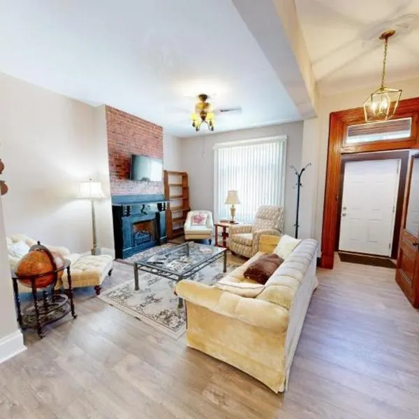 ENTIRE Pittsburgh Home Close To Events - Kid Friendly - Designated Dog & Cat Areas - Private Patio - Free Parking - Fireplace, hotel v destinaci Pittsburgh