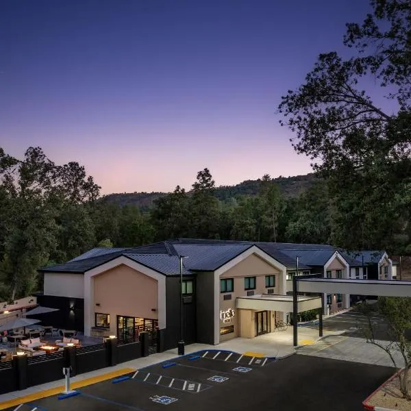 The Inelle, Oakhurst Yosemite, a Tribute Portfolio Hotel、オークハーストのホテル