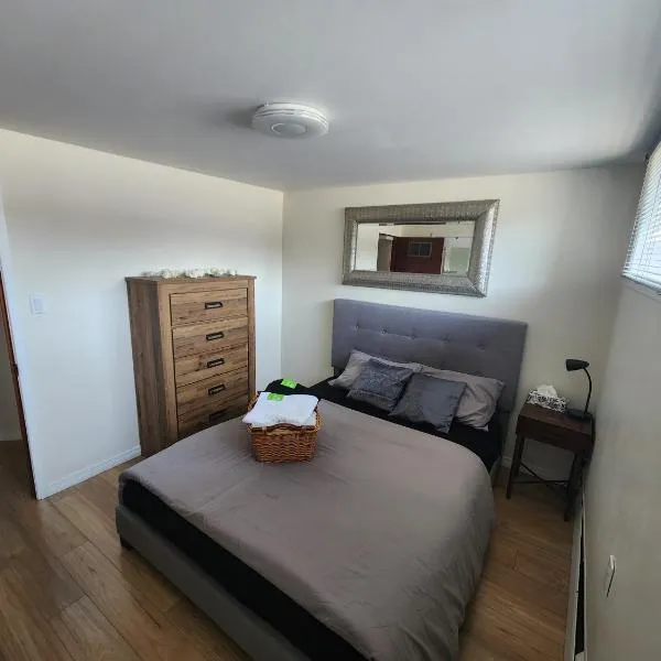 Private room with shared space in a basement, hotel v destinaci Sudbury
