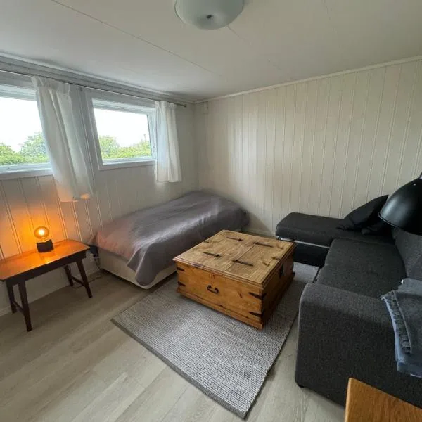 Sokkelleilighet på Sola, hotel in Sola