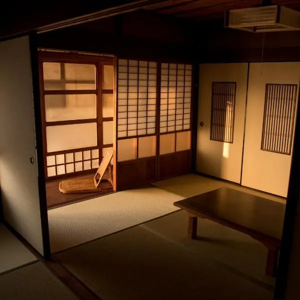 Benton Guesthouse, Private Nostalgic Showa-era House, former "Akiya", hotel v destinaci Imabari