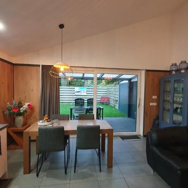Luxe vakantiehuis met omheinde tuin voor hond en kinderen, hotel en Dirkshorn
