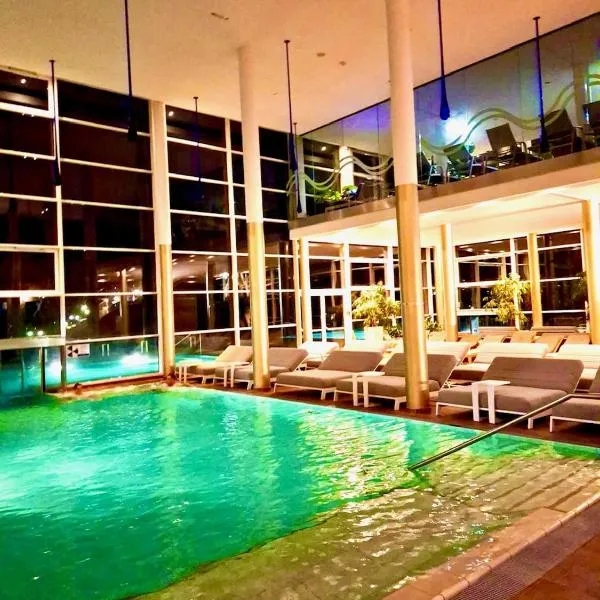 WHIRLPOOL-SUITE AMADEUS - Weitblick - Golf & Wellness - direkter Bademantelgang - ADULTS ONLY, hotel v destinaci Bad Waltersdorf