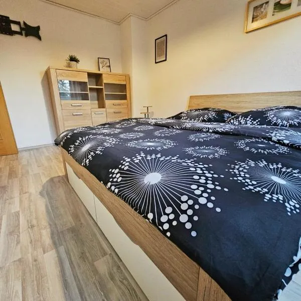 Ferienwohnung mit Balkon in Weißenfels, hotel in Burgwerben