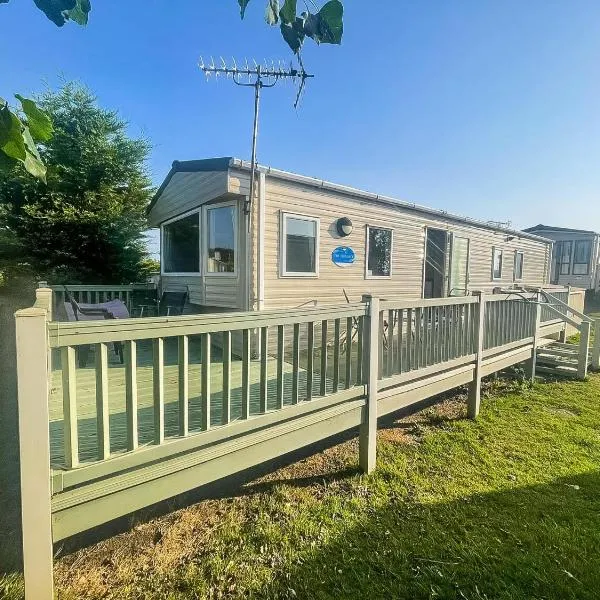 Wonderful 6 Berth Caravan With Decking & River Views At Heacham Beach Ref 21003A, hotel di Heacham