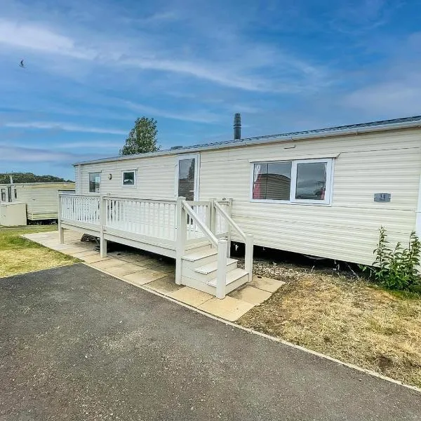 Brilliant 6 Berth Caravan With Decking At Heacham Beach Park Ref 21031A, hotel di Heacham