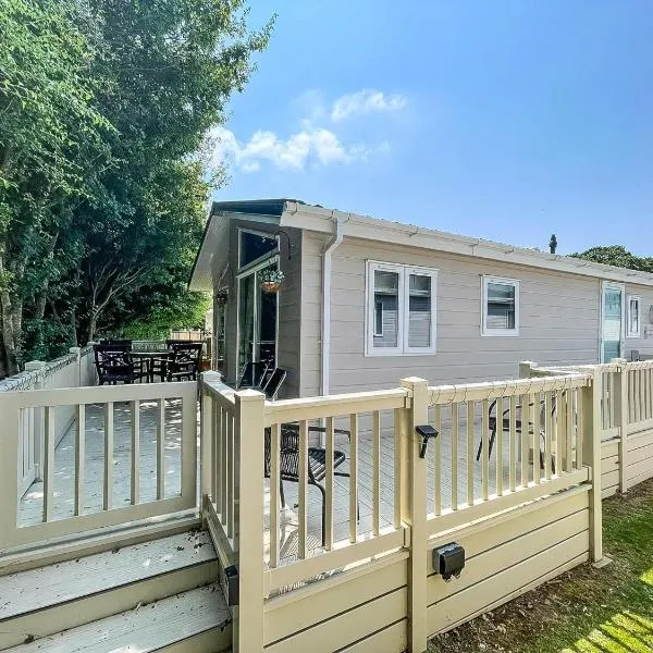 Stunning Lodge With Decking At Oaklands Holiday Park In Essex Ref 39017Rw, hotel v destinaci Clacton-on-Sea