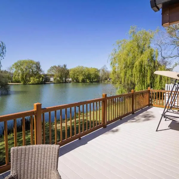 Stunning Lodge With Free Wifi For Hire At Carlton Meres In Suffolk Ref 60013M, hotel in Saxmundham