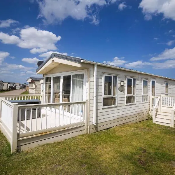 Beautiful 6 Berth Caravan By The Beach In Suffolk Ref 40076Nd, hotel in Lowestoft