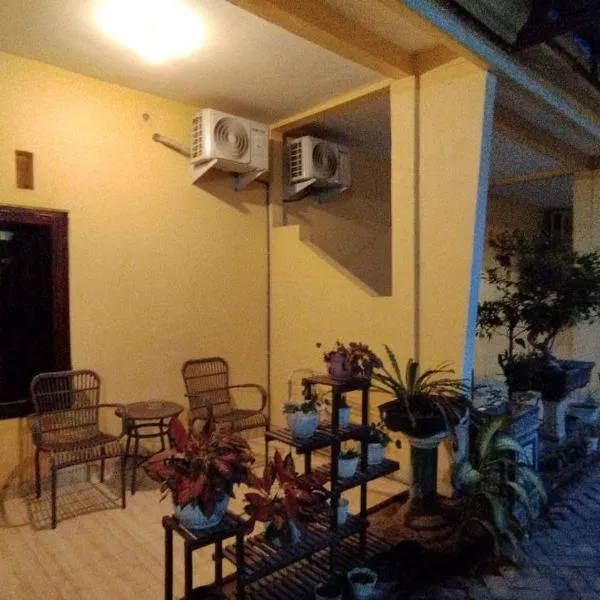 Amalia Guest House Banyuwangi, hotel v destinaci Ketapang