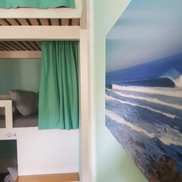Conde Surf Camp - Capsule Beds MIXED Dorm, hotel di Vila do Conde