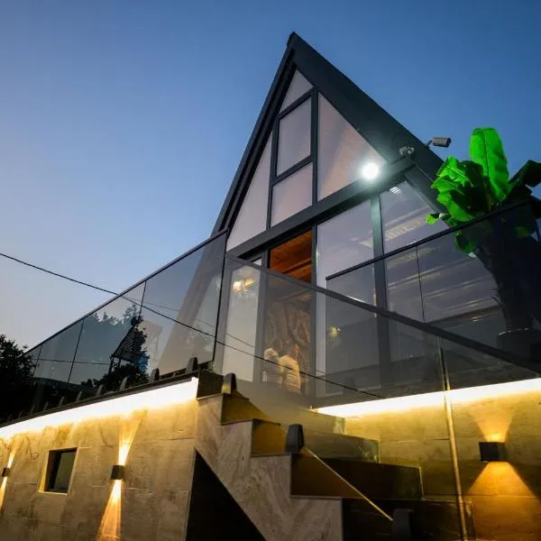 Luxurious cabin for couples with hot tub lake view, hotel v destinaci Aleksinac