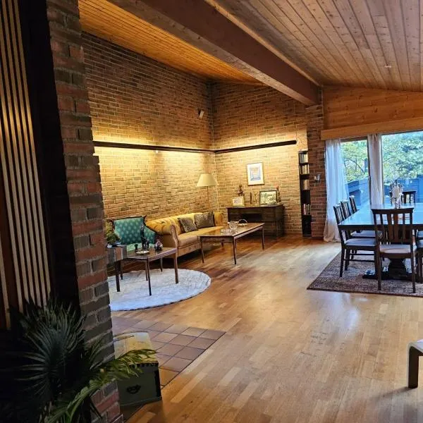 Private room - 4 in a luxury villa CHALET STYLE, hotel v Oslu