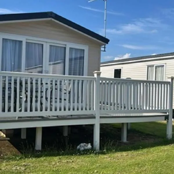 Caravan With Large Decking At Coopers Beach Holiday Park Ref 49012Sv, hotel v destinaci East Mersea