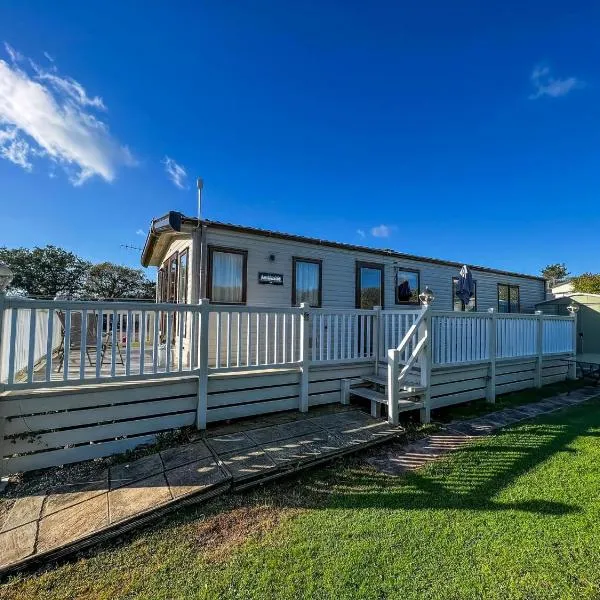 4 Berth Caravan With Decking And Wifi At Carlton Meres In Suffolk Ref 60010K, hotel en Saxmundham