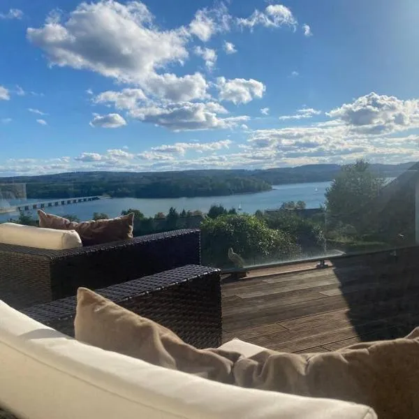 Villa Kaja mit Pool und traumhaftem Blick auf den Möhnesee, hotel in Delecke