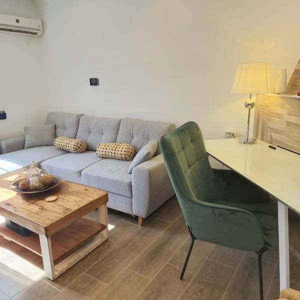 Garden Serenity House - Jacuzzi - 24hr check in - 10m from Airport - Desk, hotel v destinaci Koropíon