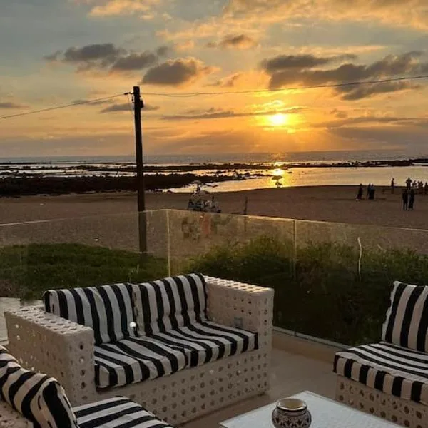 Beachfront Escape - Panoramic View and Spacious Terrace, hotel v destinaci Skhirat