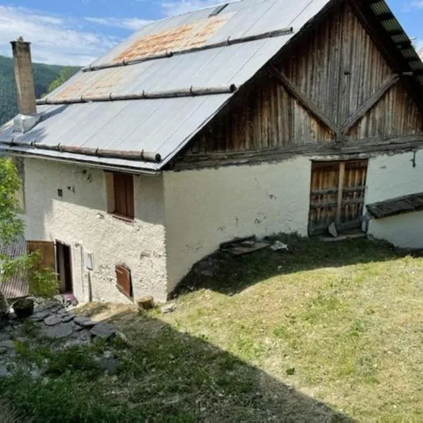Chalet avec vue sur le fort de Château Queyras, hotel in Château-Ville-Vieille