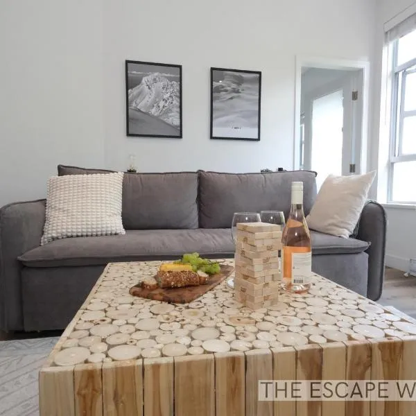 2BR 2BA Whistler Escape with Newly Renovated Hot Tub, Steps from Olympic Rings Shops and Cafes - Relax in Comfort and Enjoy the Perfect Getaway in the Heart of the Village, hotel in Whistler