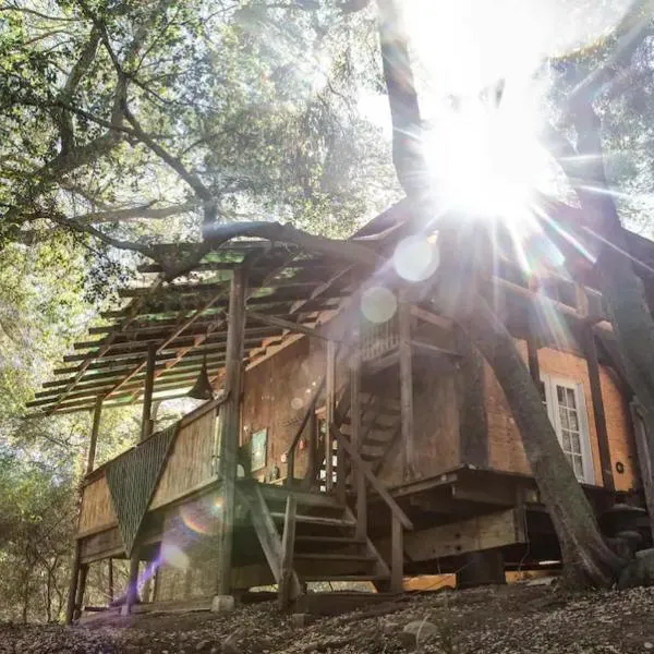 Japanese Tea House with Private Mountain Trails and Creek, hotel in Topanga Park