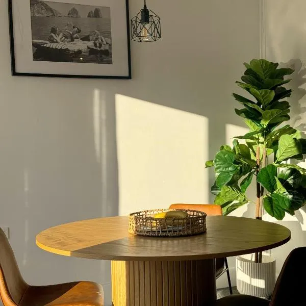 Penguin Paradise Beach House โรงแรมในCooee