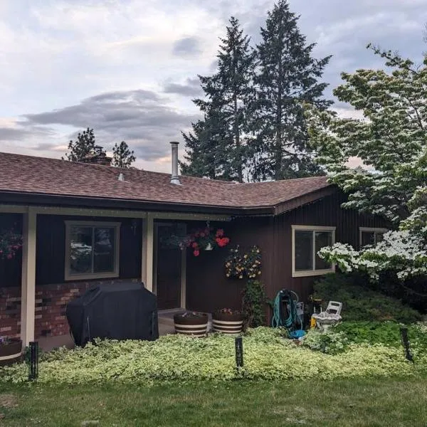 Spacious West Kelowna Home that is great for family, friends, or business trip!, hotel in West Kelowna