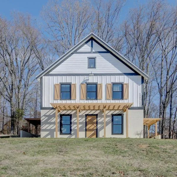 Luxury Barndo 2AS EuropeStyle Farm Stay Fresh Eggs, hotel u gradu Jefferson City