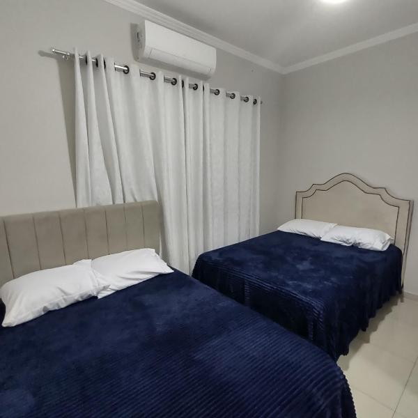 Casa com garagem, ar condicionado, sala tv e jantar, cozinha completa e lavanderia - Foto 2