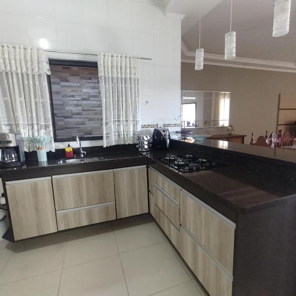 Casa com garagem, ar condicionado, sala tv e jantar, cozinha completa e lavanderia - Foto 4