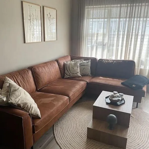Cosy private home with a hot tub on a private deck, close to Airport, hotel v destinaci Njarðvík
