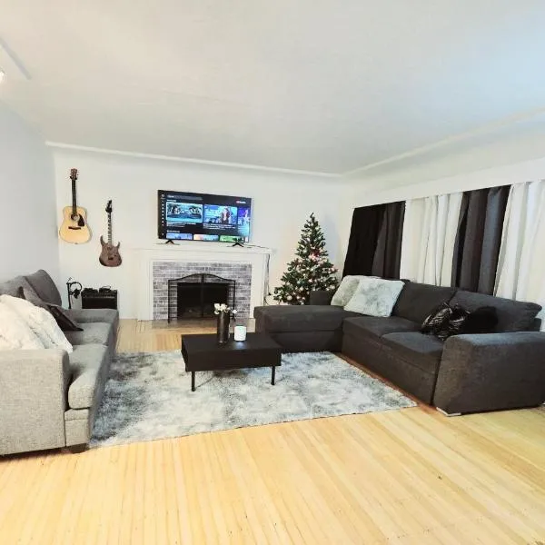 Private Cozy and Spacious 2br Home with TeePee Dining Room! Private Parking! Self Check-in, hotel v destinaci Burnaby