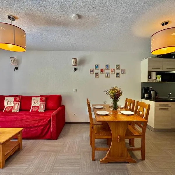 Appartement Vars sur les pistes de ski avec piscine, hotel in Sainte-Marie