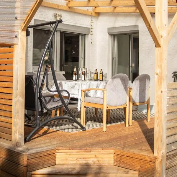 RK79 Ferienwohnung mit 4 Zimmer, Garten und Pool nähe Klinikum U-Bahn & S-Bahn zum Messegelände Nürnberg, hotel in Fürth