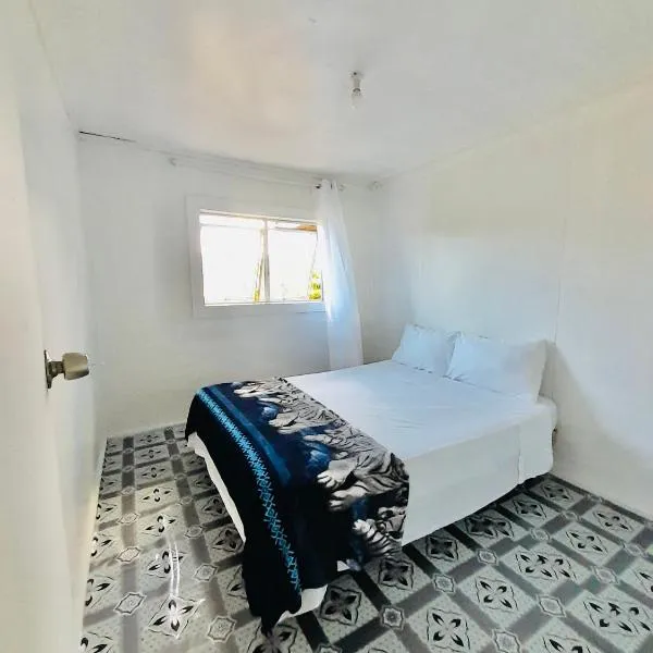 Private Double Room - Airport Cottage, hotel in Fua‘amotu