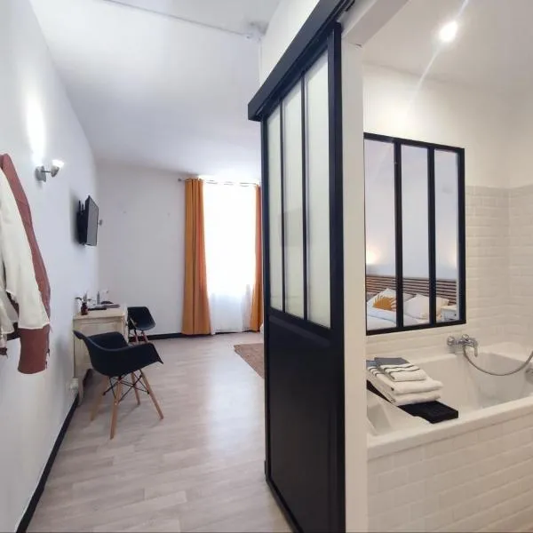 La Chambre Jaune - Chambre avec salle de bain, hotel in Argenton-sur-Creuse