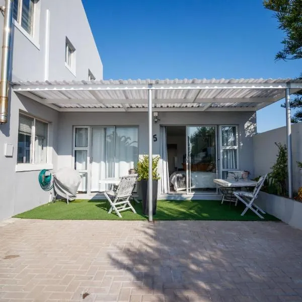 Milkwood Place, hotel v destinaci Melkbosstrand