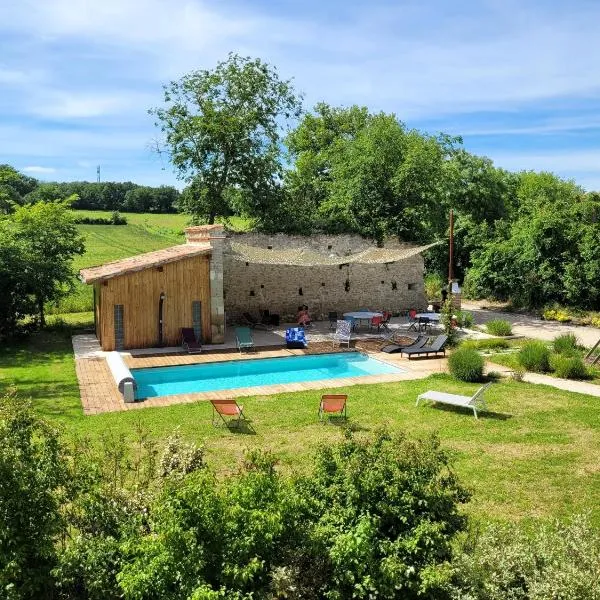 Gîte campagne famille 15 pers Piscine chauffée Jeux enfants Pétanque, hotel in Saint-Sauvy