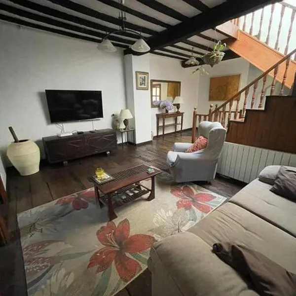 Casona histórica del S XVII en Novales, hotel in Novales